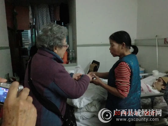 cimg0530龙凤翔老师向重车祸伤病人家属捐款.jpg