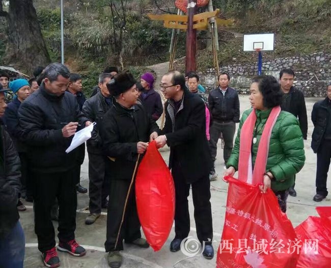 北京美创公司副总经理王秀明（前右二）、广西县域科学发展促进会常务副秘书长杨丽英（右一）给贫困户发放捐赠物品mmexpor