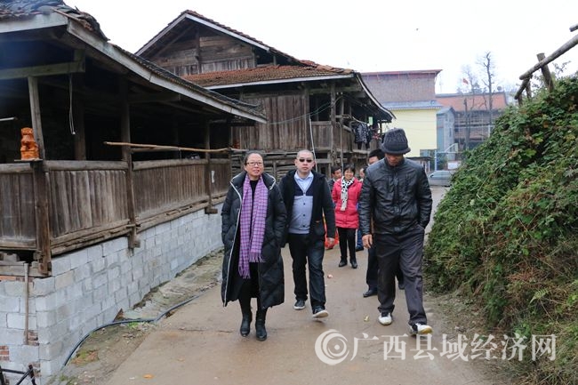 捐赠活动后，融水县常委、县委统战部长唐文萍还带捐赠组一行慰问特困户照片 196