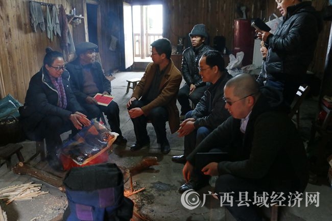 捐赠组一行入户慰问特困户。照片 212