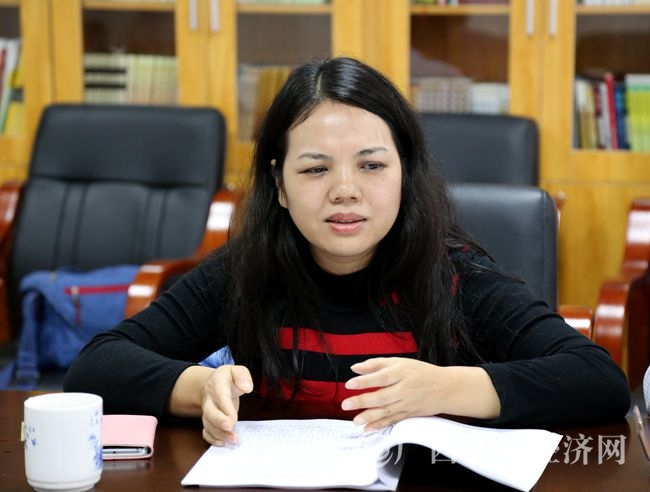 南丹县委常委、副县长林国梅在会上汇报南丹白裤瑶扶贫情况img_5206