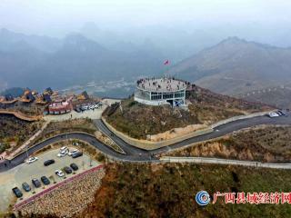 广西南丹:喜登云观天 新春游人旺