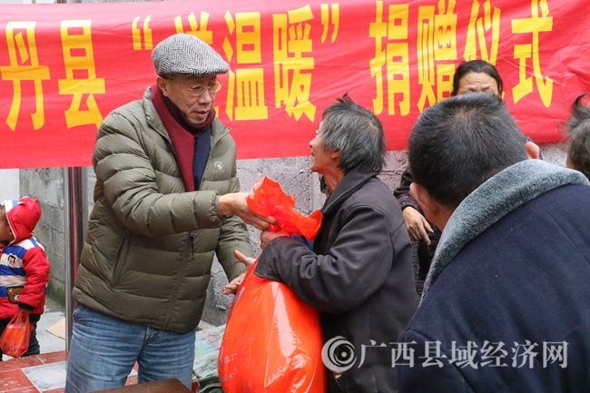 0w6a3234香港众善堂理事长、柳州市政协港澳委员潘锭钊先生为困难群众捐赠.jpg