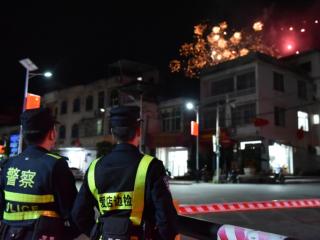 月照边关 人守国门 ——元宵节广西爱店边检站一线执勤民警见闻