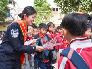 青春作笔,绘就南疆国门“警”色 ——广西爱店边检站巾帼女警群像扫描