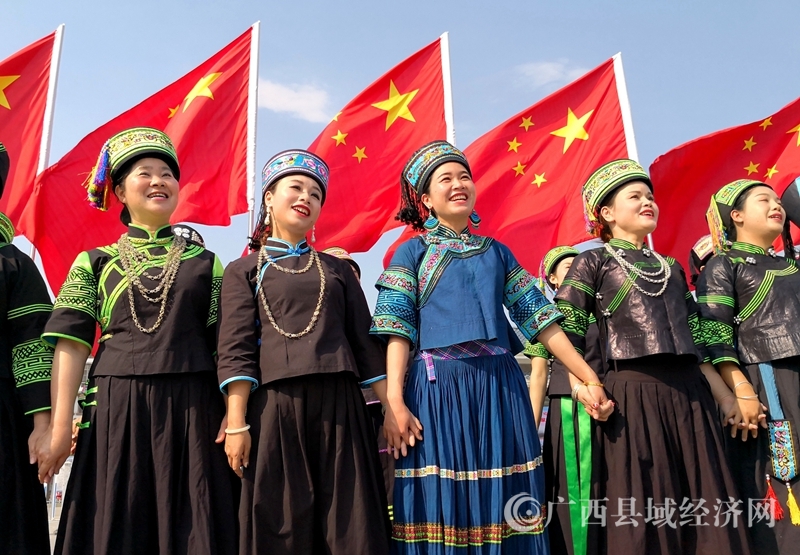 隆林:当歌圩遇上快闪 “三月三”万人唱响民族大团结