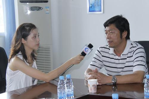 广西强强碳素有限公司董事、副总裁吴锦接受本网采访.jpg