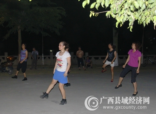 市民在广场上和歌起舞,其乐融融.jpg