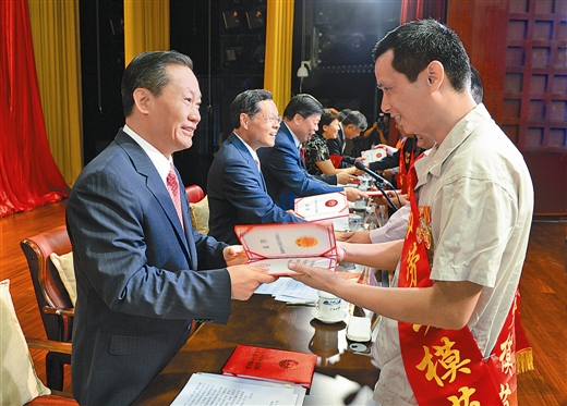 自治区劳动模范和先进工作者表彰大会隆重举行