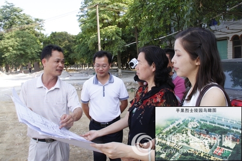 嘹歌广场项目负责人向杨丽英副秘书长介绍广场建设规划.jpg