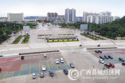 宽广大气的平果市广场.jpg