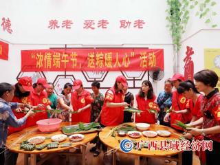 广西融安:志愿者包粽迎端午