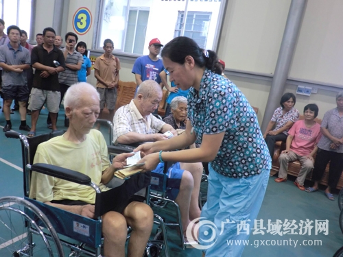 杨丽英分发慰问金.jpg