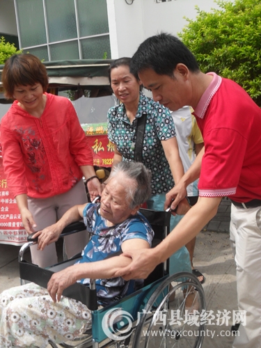 平南县下残联理事长吴日娟(左)杨丽英(中上)、杨胜中(右).jpg