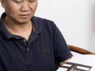 无偿修巨作 匠人李子明团队公益修复南宁人民会堂标志性红木木雕