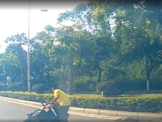 百色右江区:三轮车主侧翻被压养路工人及时救助