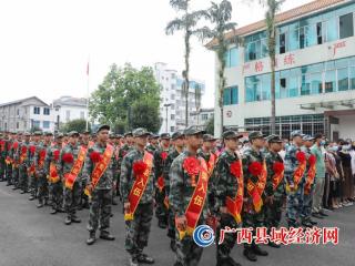融安县:90名桔乡新兵光荣出征