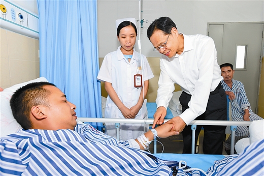 陈武慰问受伤群众.jpg