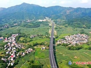 高速公路铺彩卷 美丽乡村展新颜