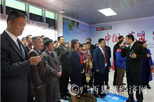 2广西凭祥综合保税区管委会副主任朱厚岩在现场向客商介绍中国-东盟(凭祥)跨境保税商品直购体验中心的线上销售平台--凭祥跨