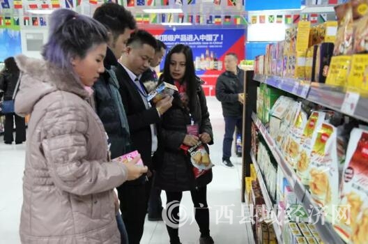 3中外顾客在中国-东盟(凭祥)跨境保税商品直购体验中心里选购商品(摄影 杨柳)