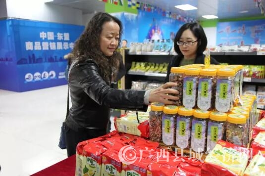 4中外顾客在中国-东盟(凭祥)跨境保税商品直购体验中心里选购商品(摄影 杨柳)
